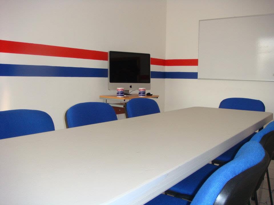 Aula de Inglés Universal con mesa de trabajo y sillas